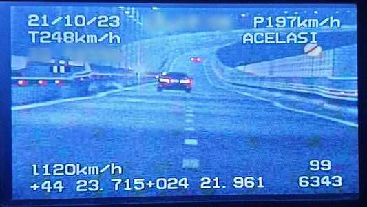 Olt: Un şofer a fost depistat în timp ce circula cu 248 km/h pe Drumul Expres 12, pe un sector de drum cu limita maximă de viteză de 120 km/h