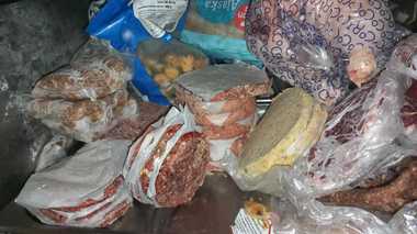 Restaurant din Constanţa, închis temporar şi amendat cu 15.000 de lei de comisarii CJPC/ Printre nereguli, hote şi vitrine frigorifice murdare, bucăţi de gresie şi faianţă sparte, fire electrice pline de grăsime care atârnă pe pereţi - VIDEO