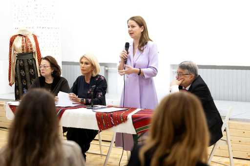 Ligia Deca: Dobândirea competenţei de sensibilizare şi exprimare culturală va fi susţinută prin programe naţionale precum „O carte pentru fiecare” sau „Vouchere culturale pentru elevi”
