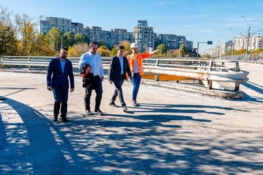 N. Dan: Am verificat astăzi stadiul lucrărilor de consolidare şi reabilitare a Podului Grant şi am constatat că suntem în grafic. Termenul asumat, ca în martie să se reia circulaţia pe pod, va fi respectat