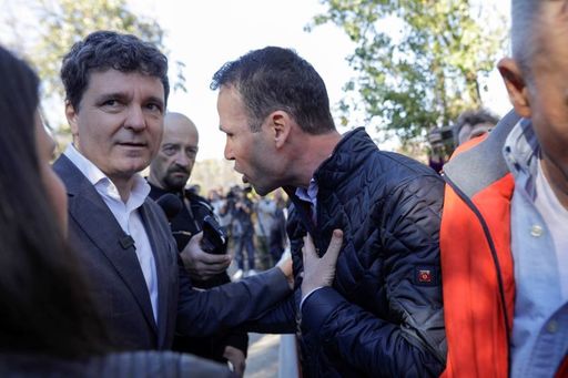 Primarul Sectorului 3 l-a interpelat pe Nicuşor Dan la conferinţa de presă din Parcul IOR pentru a-l întreba despre proiectele de infrastructură / Reacţia locuitorilor din zonă: Domnule Negoiţă, eşti supărat că nu mai poţi să faci combinaţii? - FOTO