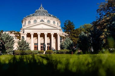 Nicuşor Dan: Au fost refăcute sistemele de irigaţie, care nu mai funcţionau de ani de zile, din parcul Ateneului Român şi din Piaţa Drapelului