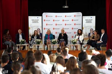 UPDATE - Ligia Deca a povestit la o dezbatere cum angajaţii din minister şterg comentariile negative care o vizează: Dacă n-apucă colegii mei să le şteargă suficient de repede, mă încarc negativ. Am o zi proastă!
