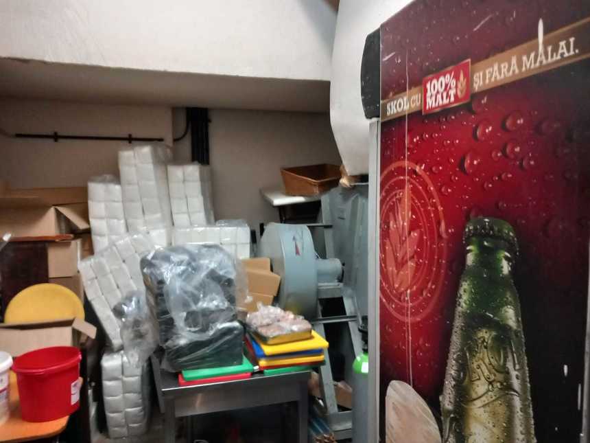 Comisarii ANPC au închis temporar Gilda Music Lounge din Bucureşti, după ce au găsit mizerie, produse alimentare fără elemente de identificare şi materii prime expirate/ Localul a fost amendat cu 25.000 de lei - FOTO, VIDEO