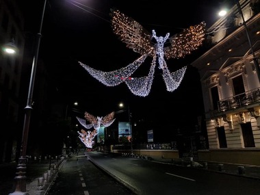 N. Dan: Am început să montăm decoraţiunile pentru iluminatul festiv din această iarnă. Până pe 30 noiembrie, când va fi aprins iluminatul festiv, vor fi împodobite toate artele principale din Capitală