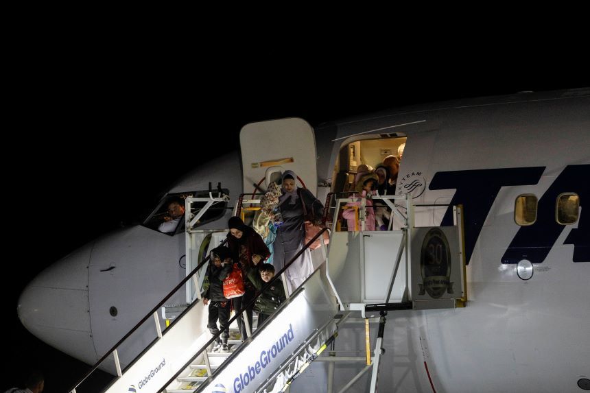 MAE - 93 de cetăţeni români şi membri de familie, precum şi 36 de cetăţeni din R. Moldova evacuaţi din Fâşia Gaza au ajuns în România cu două zboruri

