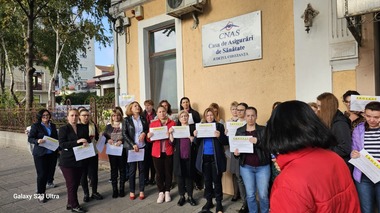 Protest al angajaţilor caselor judeţene de sănătate în faţa sediului Casei Naţionale de Asigurări de Sănătate