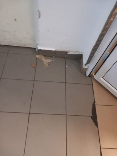 Nereguli în zonele de restaurante, constatate de comisarii ANPC în două dintre cele trei mari centre comerciale din Ploieşti - FOTO
