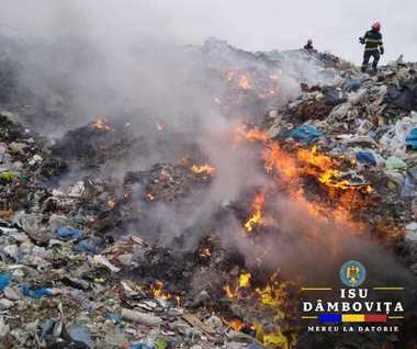 Dâmboviţa: Intervenţie a pompierilor pentru stingerea unui incendiu la groapa de gunoi din Titu / E al patrulea incendiu la depozitul de deşeuri din acest oraş, produs săptămâna aceasta