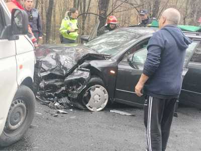 Mehedinţi: Patru oameni răniţi în urma unui accident rutier, printre care un minor / Şoferul unei autoutilitare a intrat în plin într-o maşină - FOTO