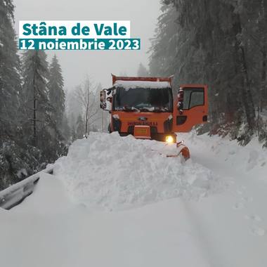 Proprietarul unor turme de oi îi cere pe Facebook vicepreşedintelui CJ Bihor să intervină pentru mutarea unui utilaj blocat: Trimiteţi urgent un tractor cu troliu să tracteze maşina de dezăpezit! Trebuie să cobor oile!
