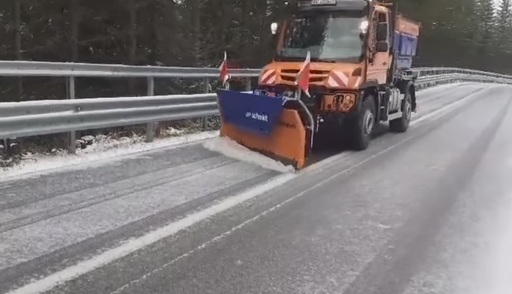 CNAIR anunţă că se circulă în condiţii de iarnă pe mai multe sectoare de drum din zonele înalte / Utilajele de deszăpezire şi drumarii acţionează acolo unde situaţia o impune