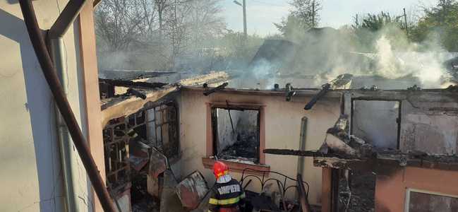 Teleorman: Două case, afectate de un incendiu provocat de un scurtcircuit electric / Proprietarul unuia dintre imobile a fost dus la spital - FOTO
