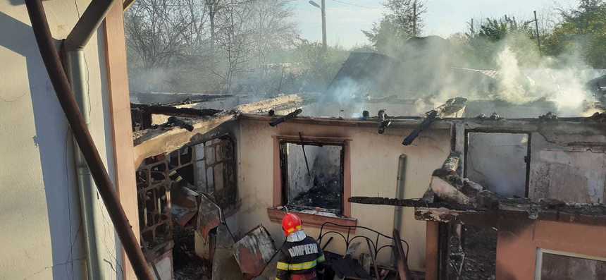 Teleorman: Două case, afectate de un incendiu provocat de un scurtcircuit electric / Proprietarul unuia dintre imobile a fost dus la spital - FOTO

