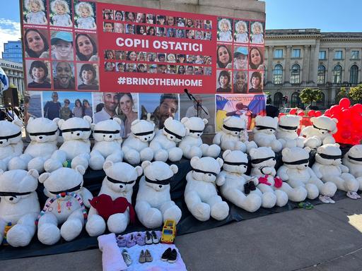 UPDATE - Câteva sute de persoane s-au strâns în Piaţa Victoriei, pentru a cere eliberarea ostaticilor luaţi de Hamas /  Reuven Azar: Răpirea a 38 de băieţi şi fete, un precedent teribil care ne conduce către o lume distorsionată şi crudă - FOTO