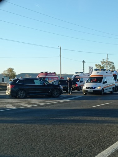 Accident pe DN 1, între Braşov şi Ploieşti / Un copil de doi ani şi o femeie au fost răniţi