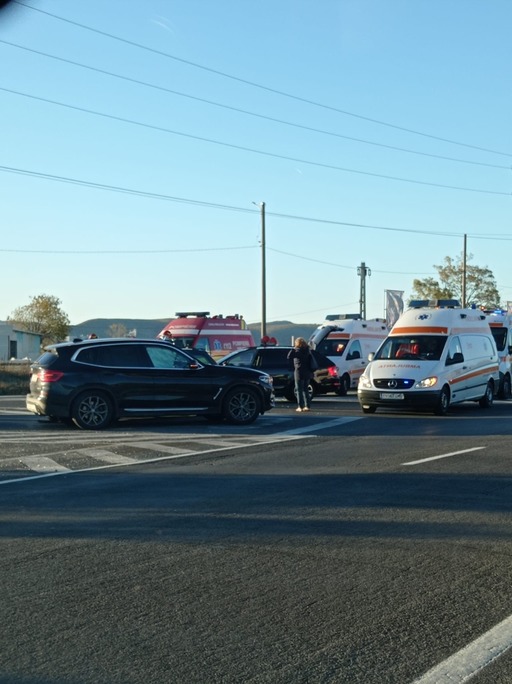Accident pe DN 1, între Braşov şi Ploieşti / Un copil de doi ani şi o femeie au fost răniţi