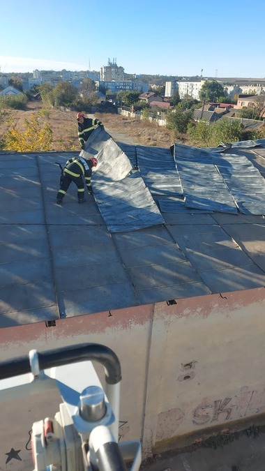 Constanţa: Pompierii au avut 13 intervenţii în urma codului galben de vânt şi au îndepărtat nouă copaci căzuţi
