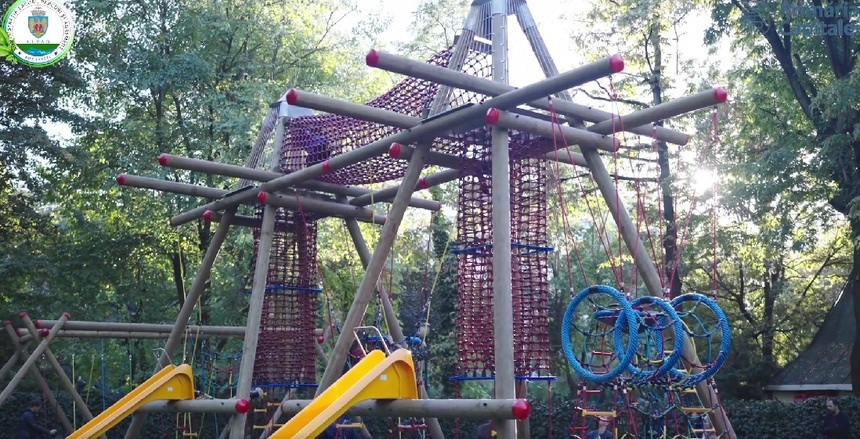 Nicuşor Dan: A fost deschis al treilea loc de joacă din Cişmigiu, un complex cu o înălţime de aproape 7 metri în care copiii îşi pot testa abilităţile şi îşi pot depăşi limitele - VIDEO