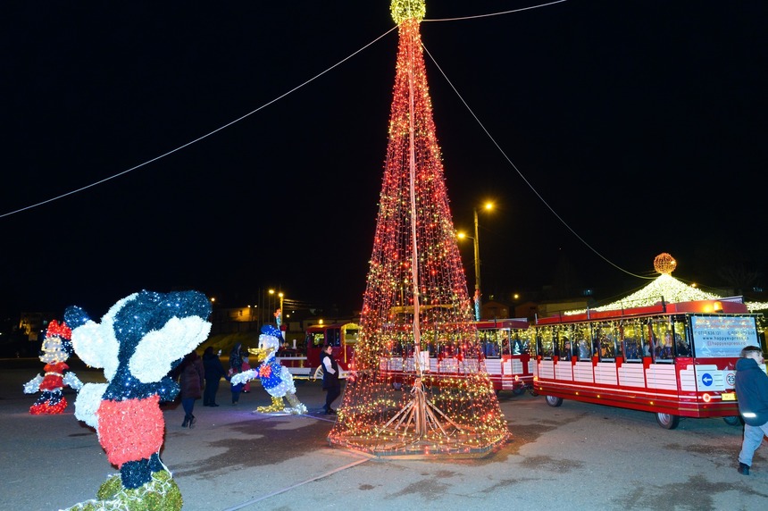 Ornamente pentru iluminatul de sărbători aparţinând Primăriei Câmpia Turzii, furate din depozitul în care erau păstrate. Poliţia a deschis o anchetă  / Ce spune primarul localităţii
