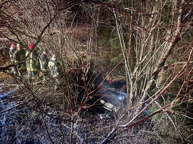 Harghita: Cetăţean străin, rănit în accident rutier, după ce maşina pe care o conducea a ieşit de pe drum şi s-a lovit de un copac / Autoturismul a luat foc şi a ars în întregime


