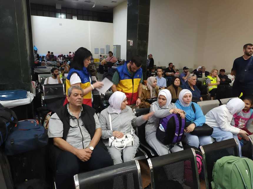 
MAE – Un grup de 17 cetăţeni români şi familiile acestora aflaţi în Fâşia Gaza au fost evacuaţi în Egipt / 220 de cetăţeni români aflaţi în zona de conflict au ajuns până acum în România