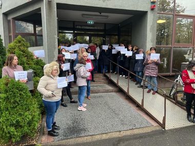 Protest spontan la Casa de Pensii Timiş/ Angajaţii au întrerupt lucrul şi cer ca munca lor să fie apreciată - FOTO
