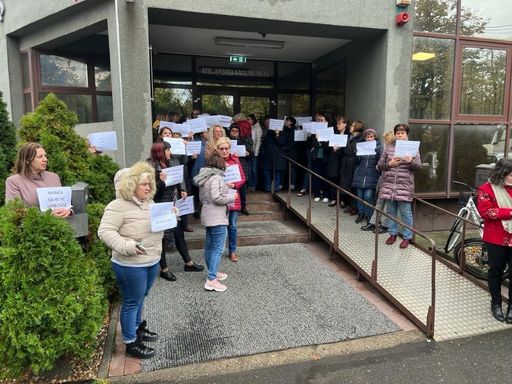 Protest spontan la Casa de Pensii Timiş/ Angajaţii au întrerupt lucrul şi cer ca munca lor să fie apreciată - FOTO
