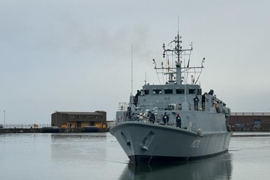 Un vânător de mine care a aparţinut Marinei Regale Britanice, intrat în serviciul Forţelor Navale Române, a plecat spre portul Constanţa / Echipajul s-a pregătit trei luni sub coordonarea specialiştilor britanici