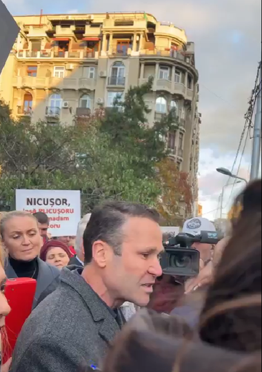 UPDATE - Protest la Primăria Capitalei, fiind solicitată anularea deciziei de retrocedare a unei părţi din Parcul IOR/ Negoiţă: Vrem să îl sensibilizăm pe primarul general să renunţe la prietenia cu cei care ne-au luat ilegal parcul - VIDEO