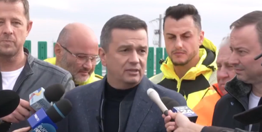 Ministrul Transporturilor a anunţat că în această lună vor fi daţi în circulaţie zece kilometri din lotul 2 al autostrăzii A0, iar până la finalul anului vor fi terminate lucrările la 44 de kilometri din A0