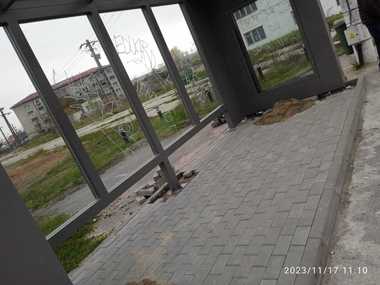 Staţii pentru transport în comun recent montate, vandalizate în Târgu Jiu / Primar: Nu tolerăm astfel de situaţii / Autorul, un copil de 12 ani ai cărui părinţi au fost obligaţi să cureţe /Staţiile, parte a unui proiect finanţat din bani europeni - FOTO

