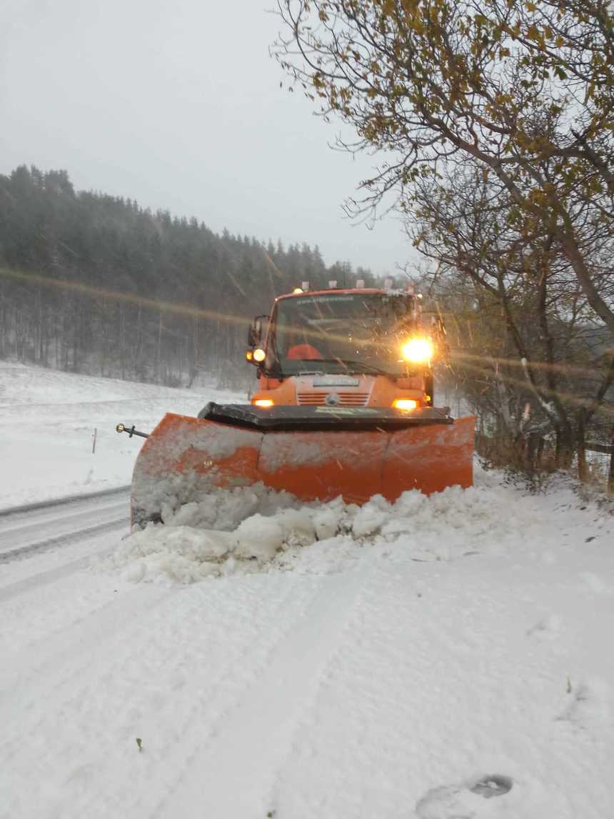 UPDATE-Strat de zăpadă de peste 10 centimetri, în Buzău/ În Vrancea, o maşină a rămas înzăpezită/ Blocaje din cauza unor TIR-uri şi autoturisme, şi pe DN 10, în Braşov/ Trafic blocat pe mai multe drumuri naţionale, din cauza copacilor căzuţi - FOTO, VIDEO
