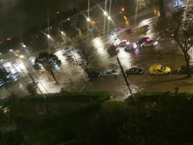 UPDATE - Mai multe zone din Constanţa, inundate în urma ploii torenţiale/ Pompierii au îndepărtat a 20 de copaci dărâmaţi de vânt/ Reactorul 1 de la CNE Cernavodă, decuplat din cauza vântului/ Cod roşu de ploi şi vânt/ Autobuzele electrice, retrase
