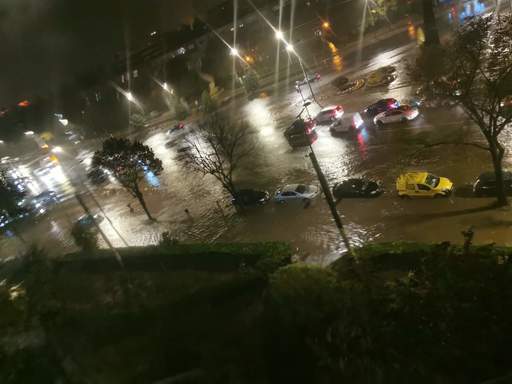 UPDATE - Mai multe zone din Constanţa, inundate în urma ploii torenţiale/ Pompierii au îndepărtat a 20 de copaci dărâmaţi de vânt/ Reactorul 1 de la CNE Cernavodă, decuplat din cauza vântului/ Cod roşu de ploi şi vânt/ Autobuzele electrice, retrase