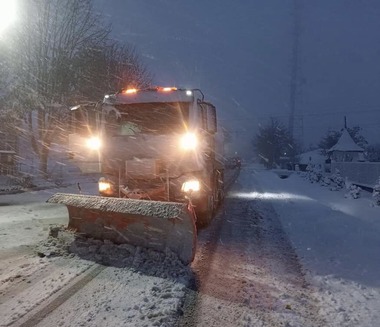 Trafic îngreunat pe mai multe drumuri din judeţul Galaţi/ Şeful CJ: Cea mai mare problemă este vântul care suflă cu putere şi spulberă zăpada de pe câmp pe partea carosabilă