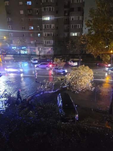 UPDATE - Constanţa: Peste 400 de apeluri la 112, în urma vântului şi a ploii/ Pompierii au îndepărtat aproape 100 de copaci căzuţi şi zece stâlpi de electricitate/ 25 de maşini au fost avariate/ Cod portocaliu de vânt puternic, încă în vigoare 