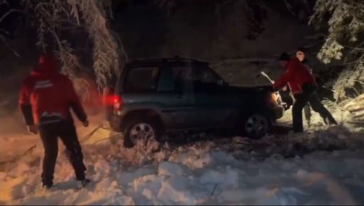 Caraş-Severin: Trei copii şi părinţii lor au rămas înzăpeziţi cu maşina pe un drum închis circulaţiei/ Jandarmii şi salvamontiştii au intervenit pentru a-i ajuta - FOTO