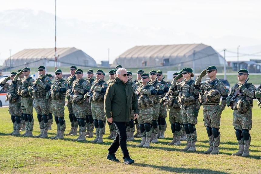 Ministrul apărării, Angel Tîlvăr, întâlnire cu militarii români participanţi la misiunea Uniunii Europene EUFOR ALTHEA, în Camp Butmir din Sarajevo: Stabilitatea regiunii Balcanilor de Vest rămâne o prioritate pentru România