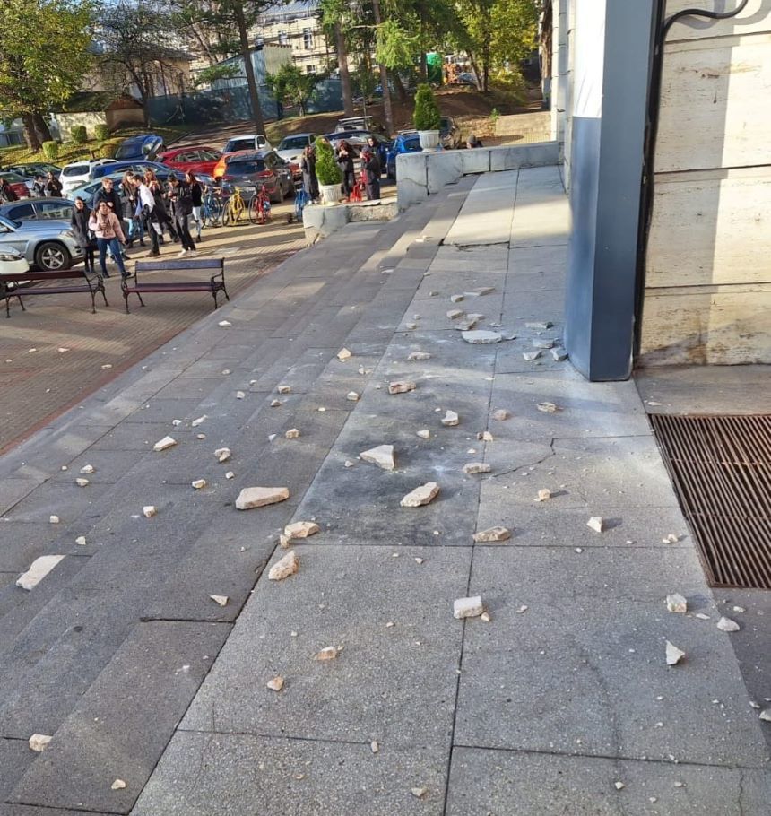 Incident la Universitatea Alexandru Ioan Cuza din Iaşi: Bucăţi de tencuială s-au desprins de pe clădire. Nici o persoană nu a fost rănită - FOTO
