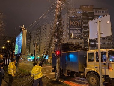 Operatori de date din Timişoara, care au pus cabluri pe stălpii abia curăţaţi de către municipalitate, amendaţi / Dominic Fritz: Au până la jumătatea lui decembrie să le dea jos. Altfel, vor urma noi amenzi