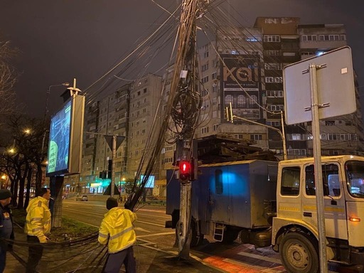 Operatori de date din Timişoara, care au pus cabluri pe stălpii abia curăţaţi de către municipalitate, amendaţi / Dominic Fritz: Au până la jumătatea lui decembrie să le dea jos. Altfel, vor urma noi amenzi