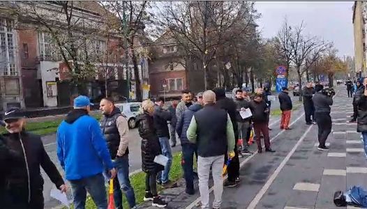 Protest cu vuvuzele al taximetristilor în faţa Primăriei Timişoara / Ei cer eliminarea transportului alternativ