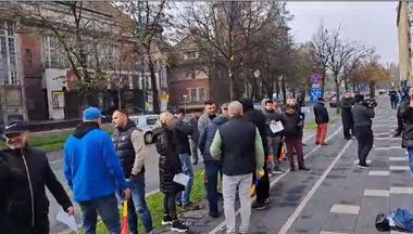 Protest cu vuvuzele al taximetristilor în faţa Primăriei Timişoara / Ei cer eliminarea transportului alternativ