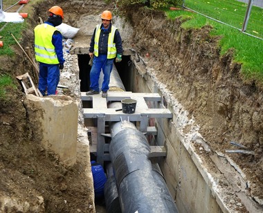 Nicuşor Dan: Până în prezent, lucrătorii Companiei Municipale Energetica Servicii au realizat montarea a mai bine de 70% din traseul reţelei de termoficare - FOTO