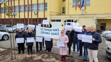 Sindicaliştii din mai multe instituţii continuă protestele / Oamenii au întrerupt lucrul şi au ieşit pe holuri sau pe scările din faţa sediilor / ”La muncă egală, salarii egale” – cer sindicaliştii / Protest şi la Ministerul Sănătăţii - FOTO