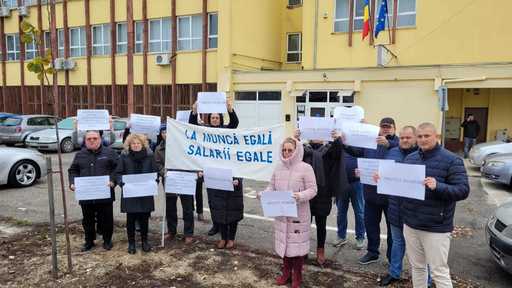 Sindicaliştii din mai multe instituţii continuă protestele / Oamenii au întrerupt lucrul şi au ieşit pe holuri sau pe scările din faţa sediilor / ”La muncă egală, salarii egale” – cer sindicaliştii / Protest şi la Ministerul Sănătăţii - FOTO
