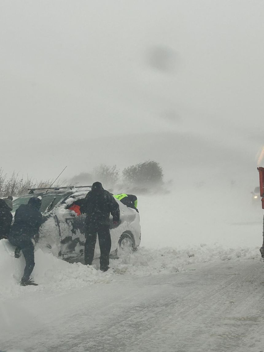 Bacău: Drumul naţional 11 A Bârlad-Podu Turcului, închis din cauza viscolului. Mai multe autoturisme au rămas blocate pe acest tronson, şoferii fiind ajutaţi de către poliţişti - FOTO
