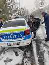 Constanţa: Un bărbat fără locuinţă a cerut ajutor poliţiştilor pentru el şi câinele lui / Au primit hrană şi apă, bărbatul 
 fiind dus într-un centru social, iar patrupedul, la adăpostul pentru câini - FOTO
