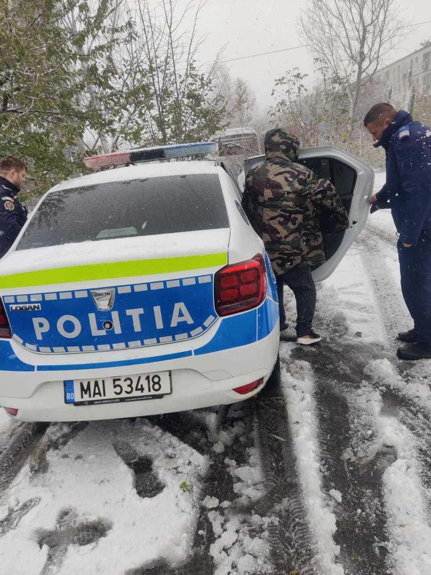 Constanţa: Un bărbat fără locuinţă a cerut ajutor poliţiştilor pentru el şi câinele lui / Au primit hrană şi apă, bărbatul 
 fiind dus într-un centru social, iar patrupedul, la adăpostul pentru câini - FOTO
